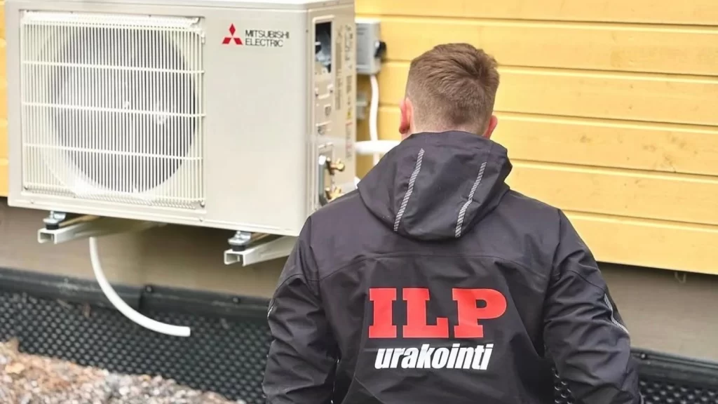 ILP Urakointi Oy:n asentaja asentamassa ilmalämpöpumppua omakotitaloon.